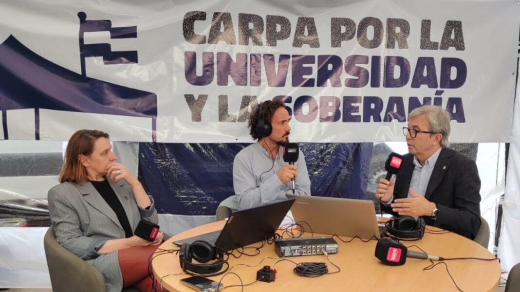 Jhon Boretto, rector de la UNC, hablando en la carpa docente instalada por ADIUC en Córdoba.