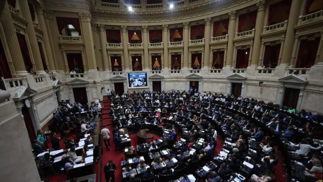 Sesión en el Senado con proyecto de reforma política sobre la mesa