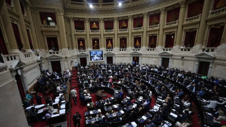 Sesión en el Senado con proyecto de reforma política sobre la mesa