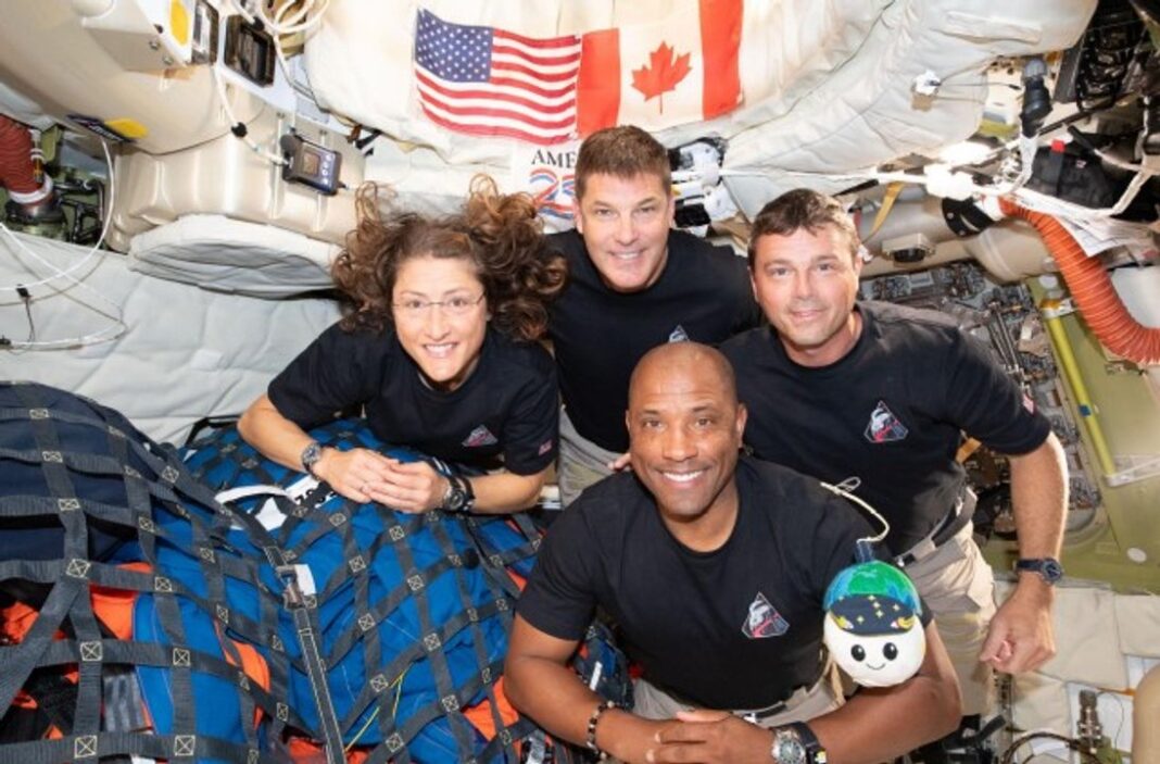 Ilustración conceptual de la misión Artemis y la Luna, con elementos jurídicos superpuestos.