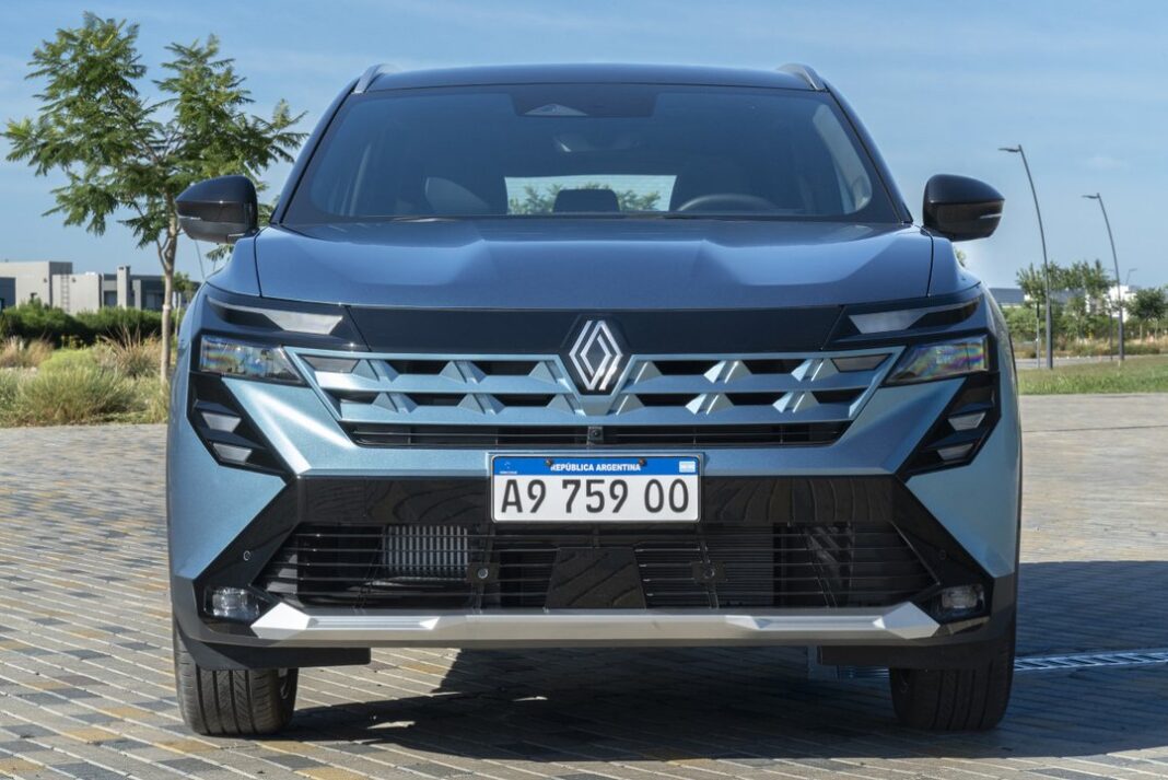 Renault Boreal, nuevo SUV color gris en exhibición, vista frontal y lateral.