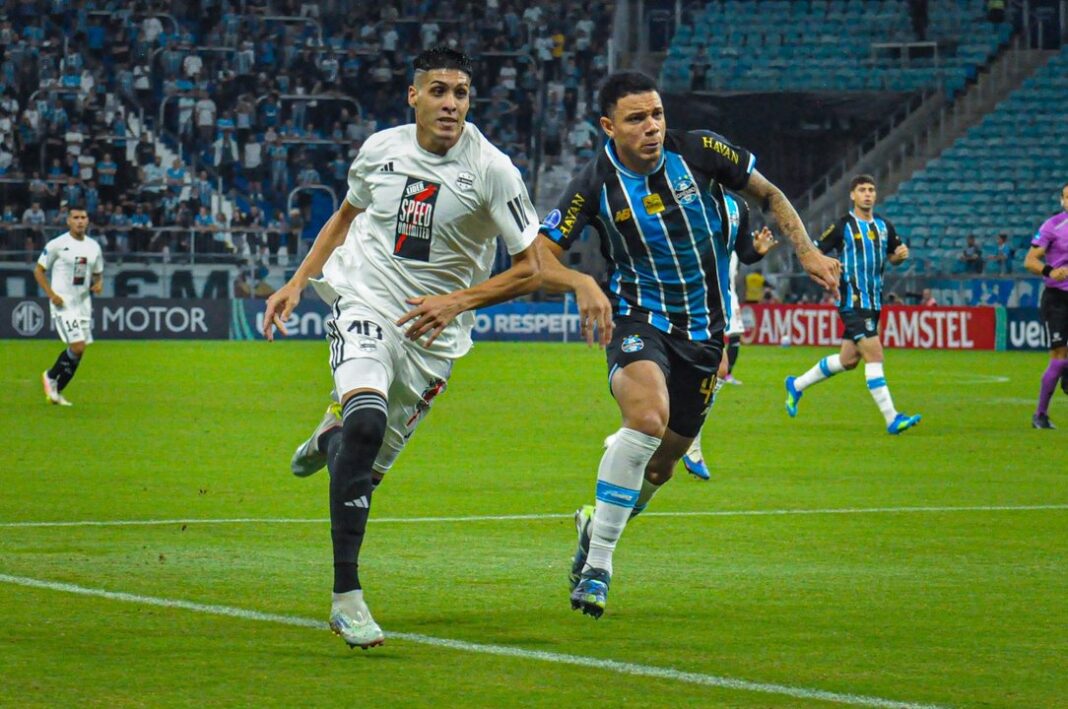 Jugadores de Riestra y Gremio durante el partido de Copa Sudamericana en Brasil.