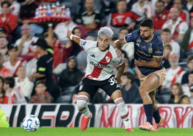 Jugadores de River Plate en el estadio Monumental antes de un partido.