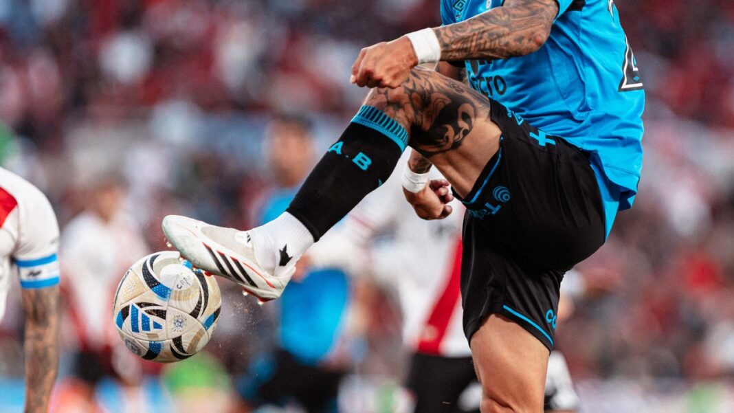 Jugadores de River Plate y Belgrano durante el partido en el Estadio Monumental.