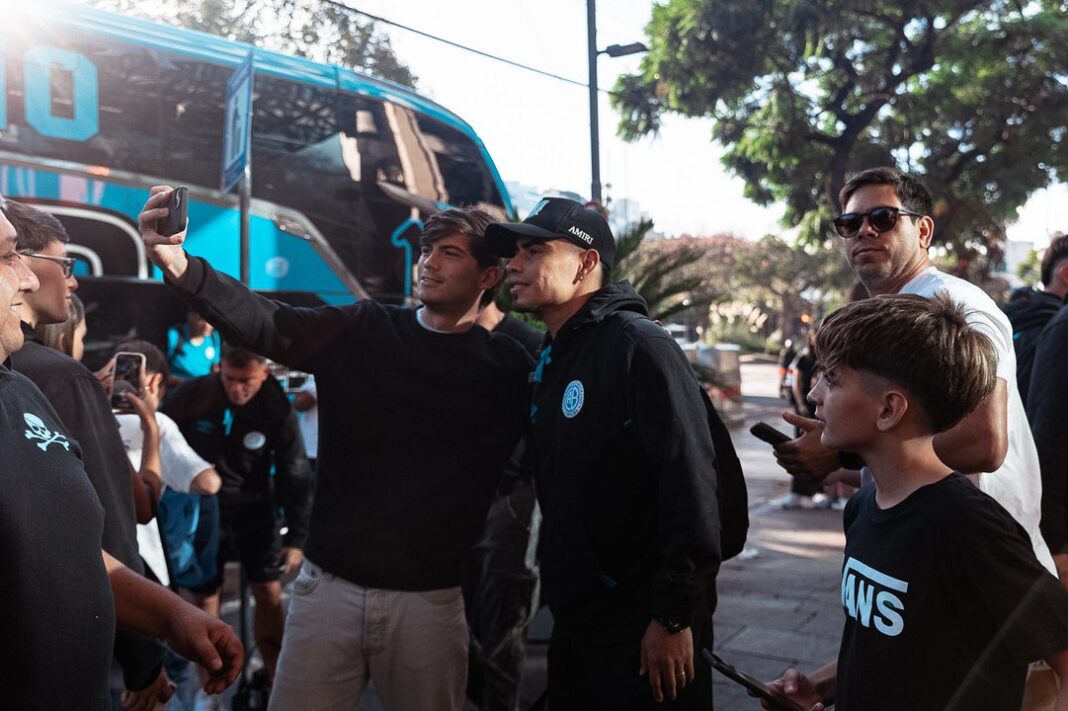 Jugadores de River Plate y Belgrano disputando un balón durante el partido en el Estadio Monumental.