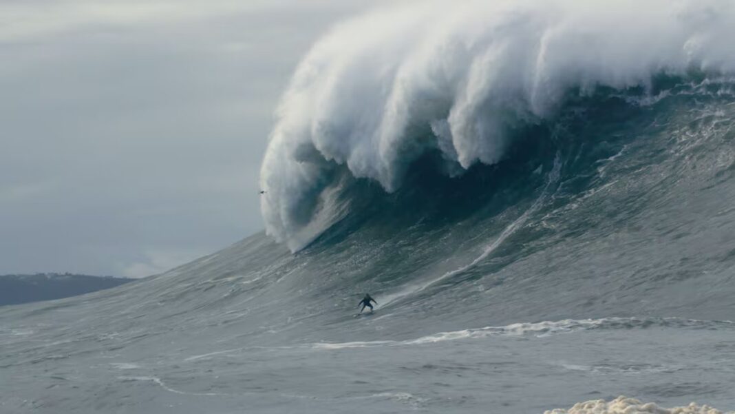 Sebastian Steudtner surfeando una ola gigante en Nazaré, Portugal.