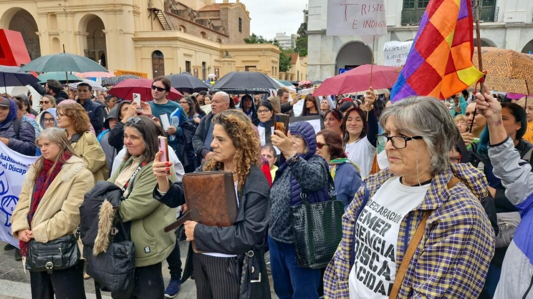 Concentración de personas del sector de la discapacidad en la Plaza San Martín de Córdoba durante la protesta.