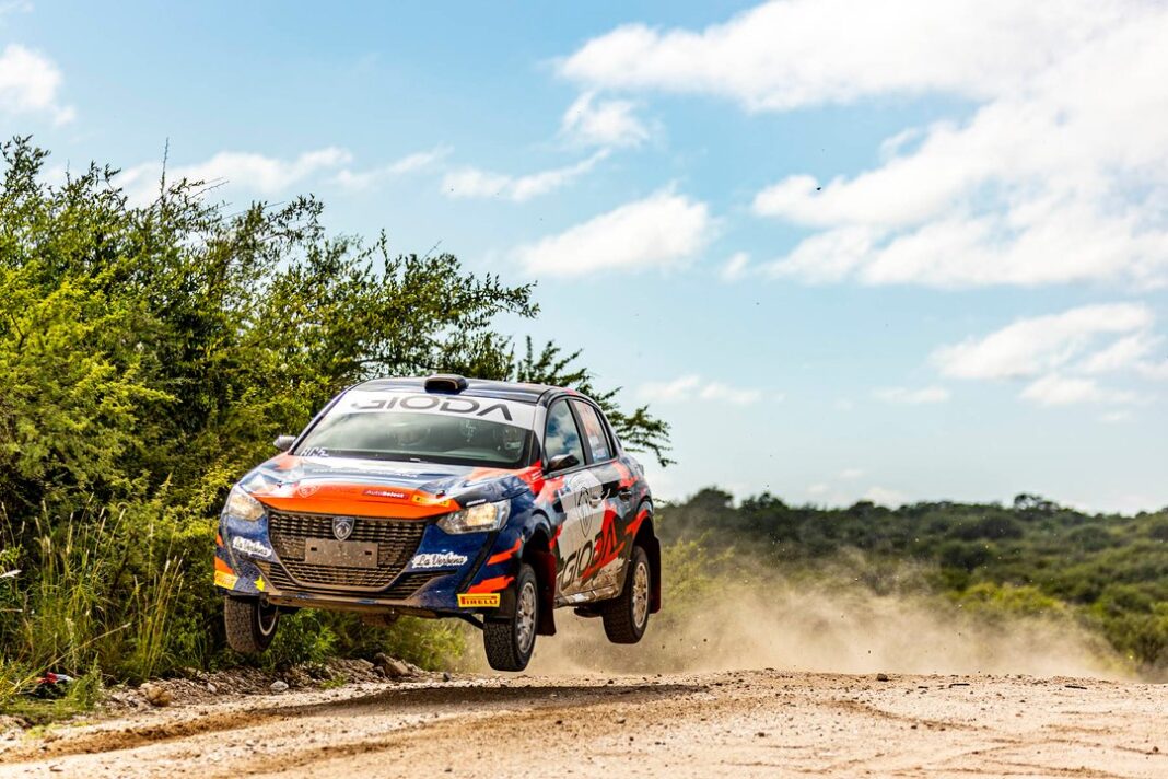 Vista de autos de rally compitiendo en un camino de montaña en la provincia de Córdoba