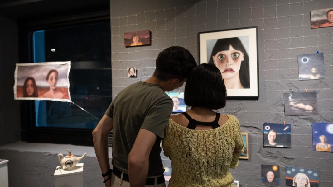 Público recorriendo la feria de arte SELVA en el espacio 220 Cultura Contemporánea de Córdoba