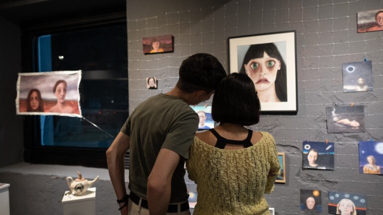 Público recorriendo la feria de arte SELVA en el espacio 220 Cultura Contemporánea de Córdoba