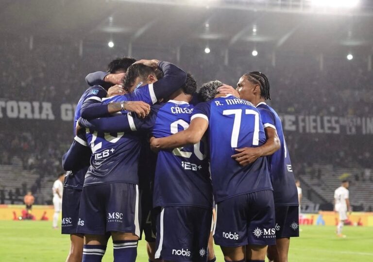 Jugadores de Talleres celebrando la clasificación a los playoffs del Torneo Apertura