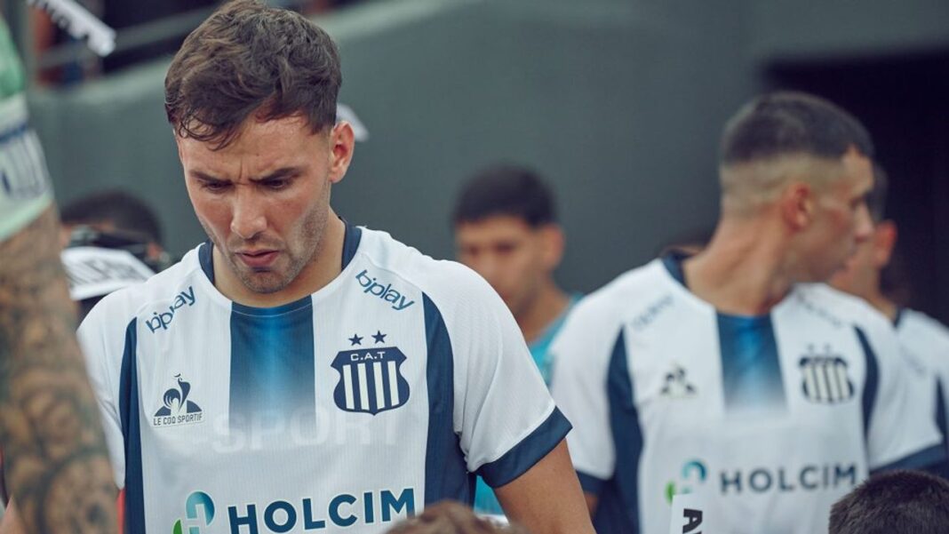 Jugadores de Talleres en acción durante un partido de fútbol.