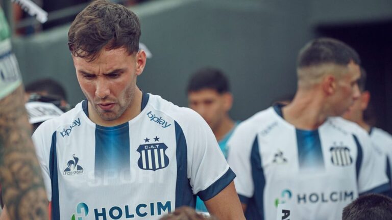 Jugadores de Talleres en acción durante un partido de fútbol.