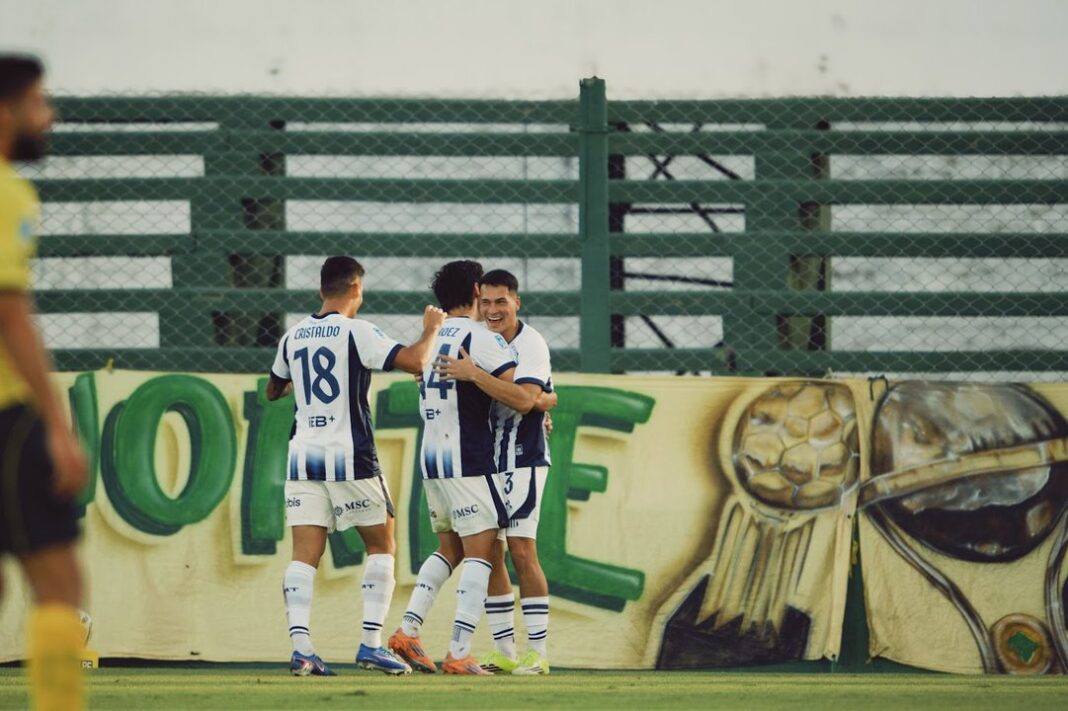 Jugadores de Talleres celebrando un gol durante el partido contra Defensa y Justicia en Florencio Varela.