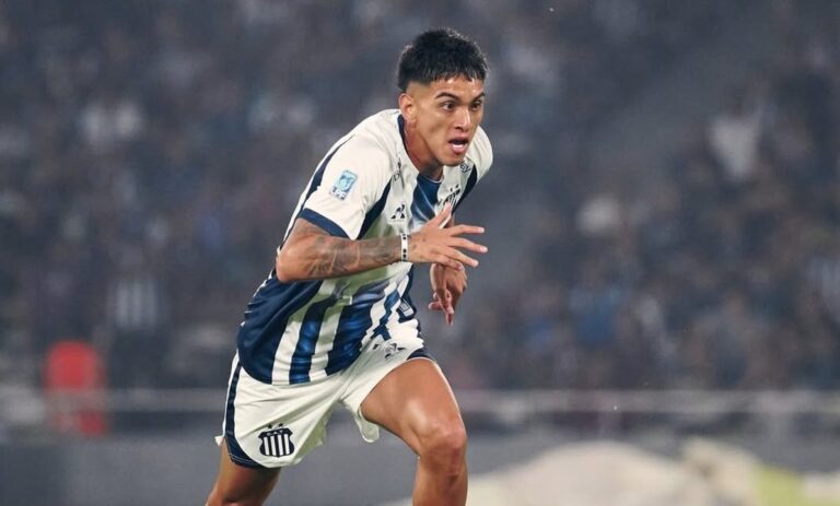 Jugadores de Talleres en acción durante un partido en el estadio Mario Alberto Kempes.