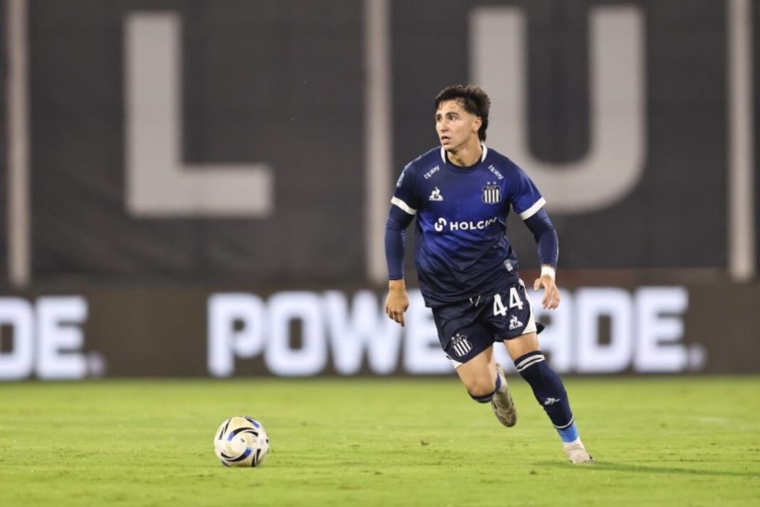 Jugadores de Talleres en el campo de juego durante el partido contra Estudiantes