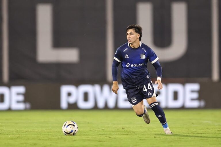 Jugadores de Talleres en el campo de juego durante el partido contra Estudiantes