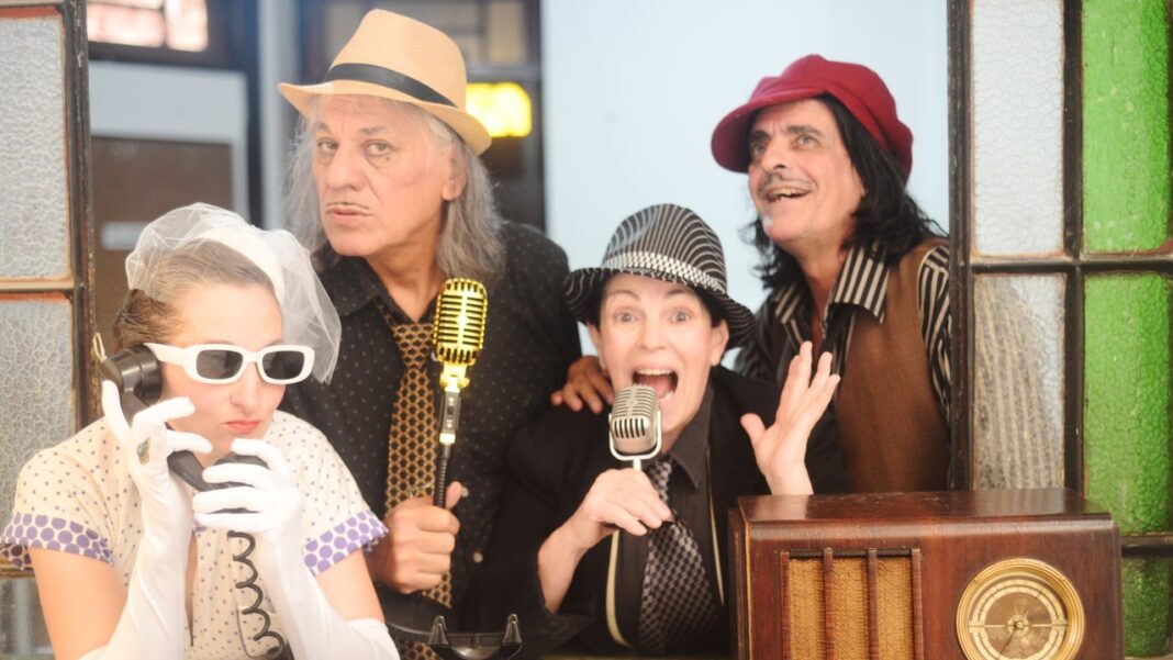 Elenco de Luna Radioencantamientos en escena