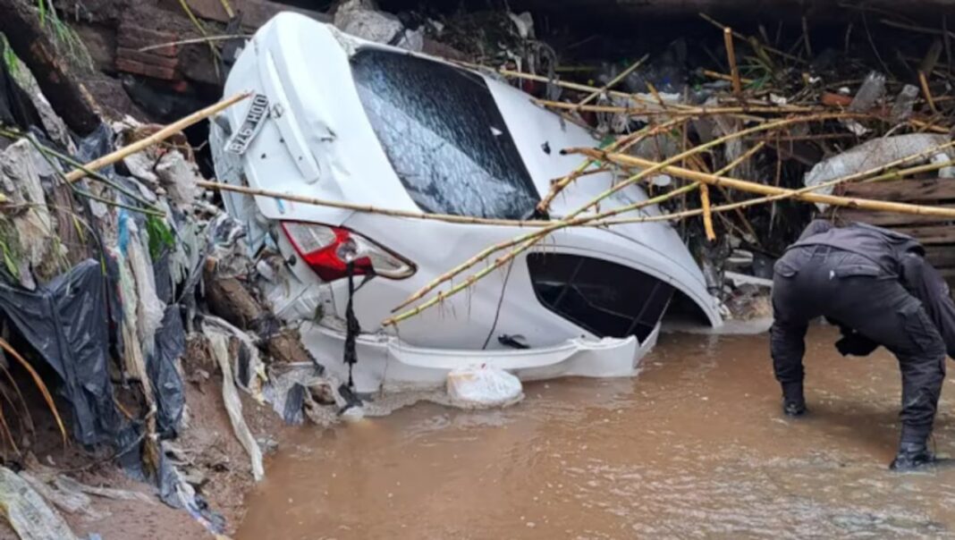 Imagen referencial de calles inundadas y vehículos afectados por un temporal.