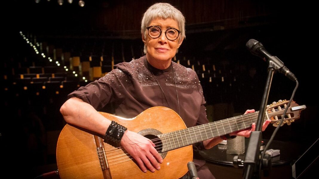 Teresa Parodi, cantautora argentina, durante una presentación en vivo.