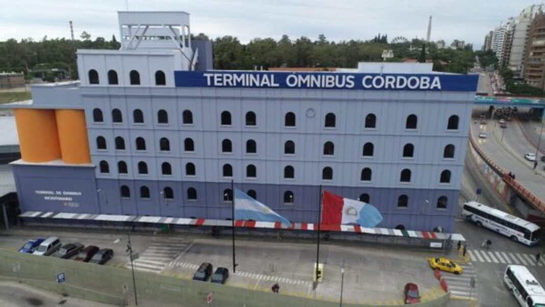 Personas transitando y esperando en los andenes de la Terminal de Ómnibus de la ciudad de Córdoba