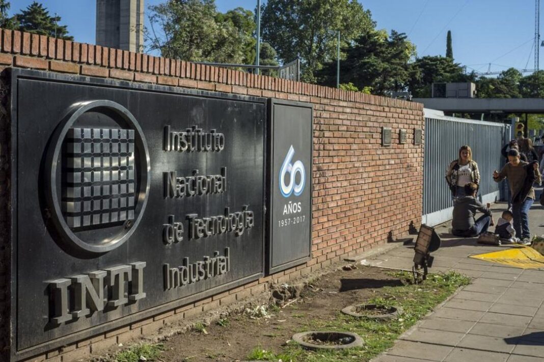 Trabajadores del INTI reunidos frente al organismo