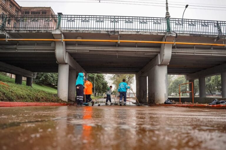 Vista de la Costanera de Córdoba con trabajadores municipales realizando tareas de limpieza tras las lluvias.