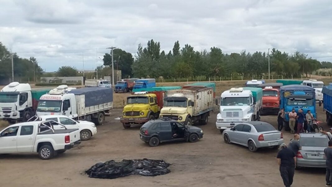 Camiones de transporte de granos estacionados a la vera de la ruta en la provincia de Córdoba