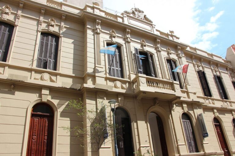 Representantes del Tribunal de Cuentas durante una exposición en la Legislatura de Córdoba.