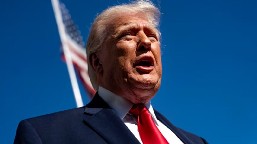 Donald Trump durante conferencia de prensa en el Salón Oval de la Casa Blanca