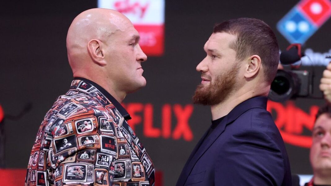 Tyson Fury en un entrenamiento de boxeo previo a su combate de regreso.