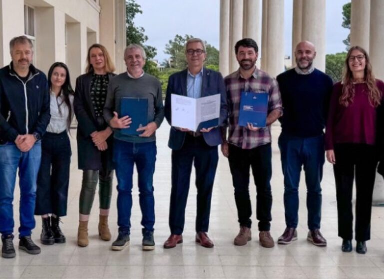 Autoridades de la UNC y del Banco de Alimentos de Córdoba durante la firma del convenio.