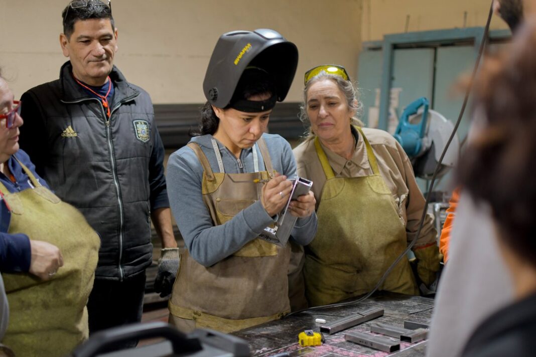 Personas participando en una capacitación práctica en un taller de la UNC