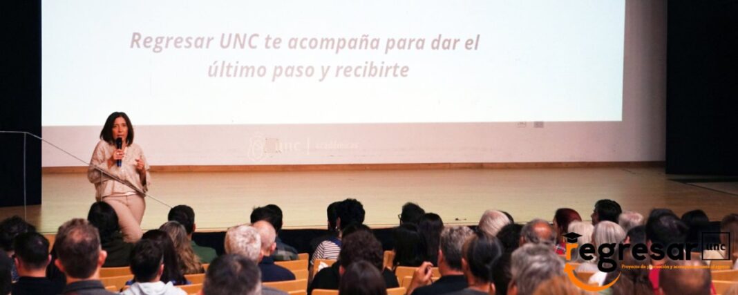 Estudiantes en una reunión informativa del Programa Regresar en la Universidad Nacional de Córdoba.
