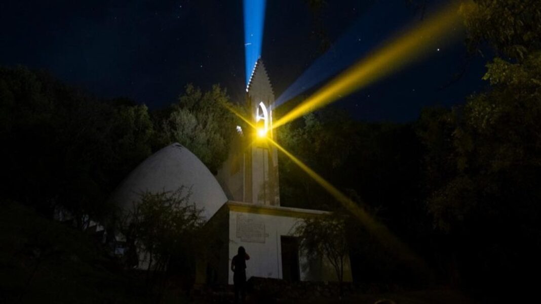 Intervención artística en el entorno natural del arroyo de los Quebrachitos, Unquillo, durante el festival.