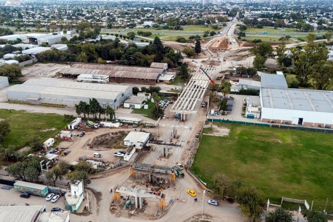 Obra del altonivel en Avenida Vélez Sarsfield, Córdoba, con grúas y vigas durante la noche