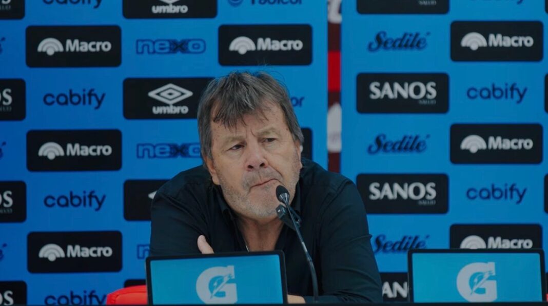 Ricardo Zielinski, director técnico de Belgrano, durante una conferencia de prensa.