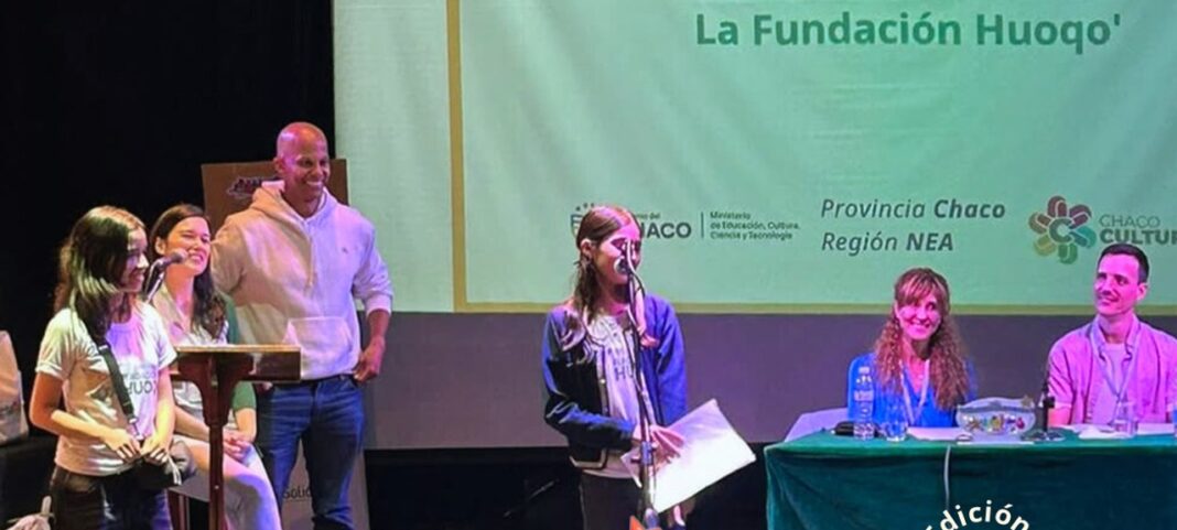 Niños y niñas escribiendo en un aula, concurso Alumnit@s 2026