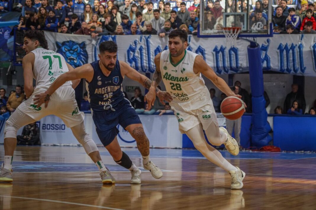 Jugadores de Atenas durante el partido ante Argentino de Junín