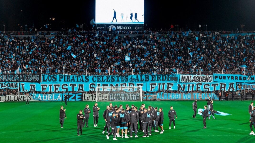 Multitud de hinchas de Belgrano en el banderazo en Barrio Alberdi