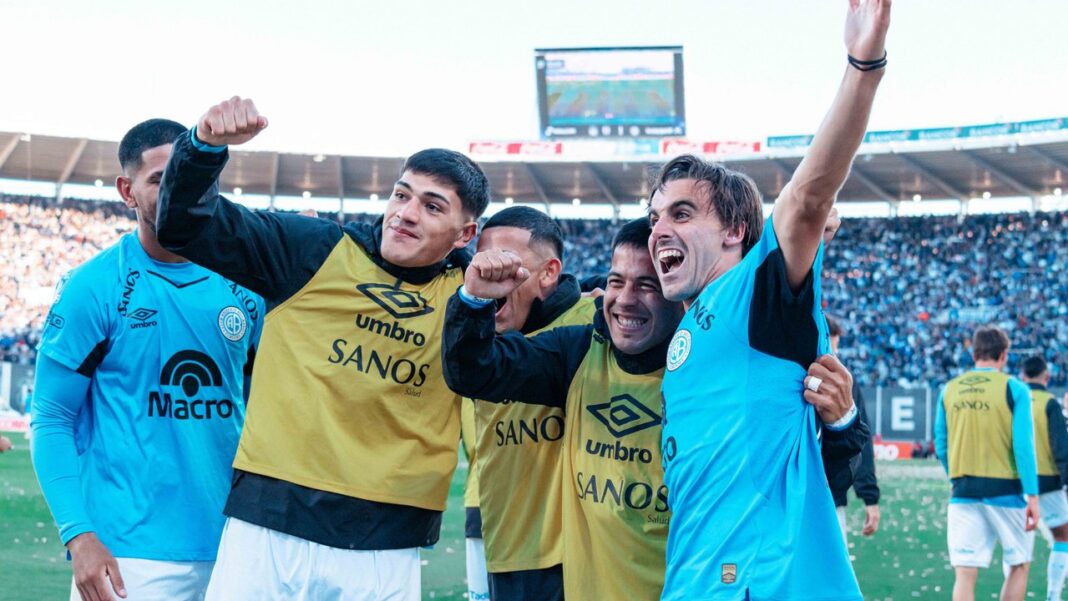Jugadores de Belgrano celebrando el gol ante Talleres en el estadio Kempes