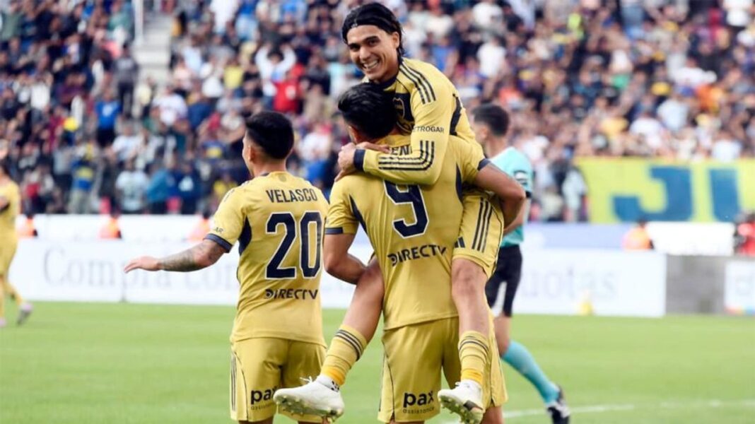 Jugadores de Boca Juniors celebrando un gol en el partido contra Central Córdoba en Santiago del Estero