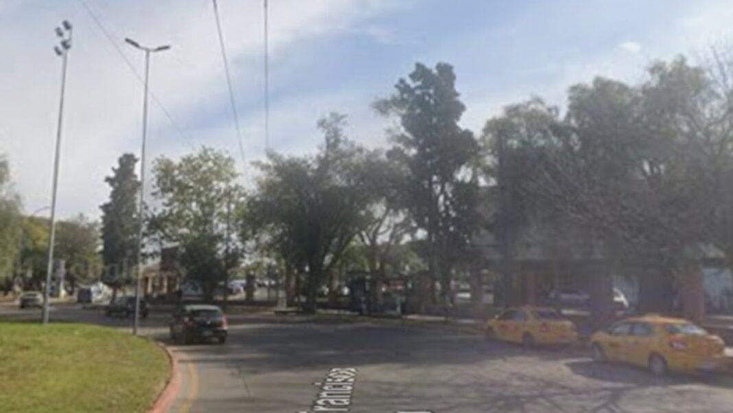 Rotonda de la Ruta 20 frente al Dinosaurio Mall en Córdoba