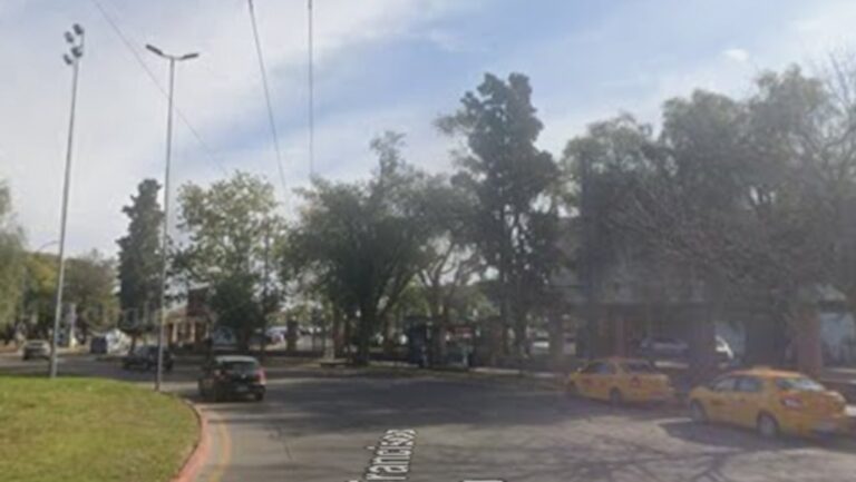 Rotonda de la Ruta 20 frente al Dinosaurio Mall en Córdoba