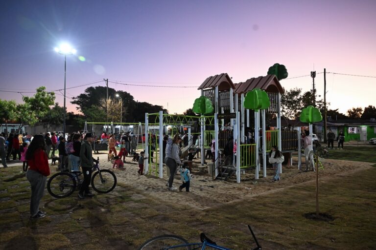 Plaza renovada de barrio Obispo Angelelli en Córdoba