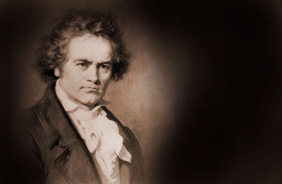 Partitura de Beethoven y piano de cola
