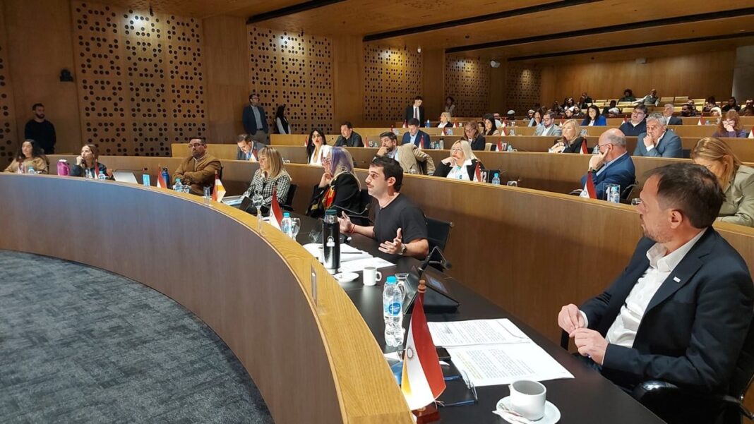 Sesión del Concejo Deliberante de Córdoba con concejales debatiendo la ordenanza de naranjitas
