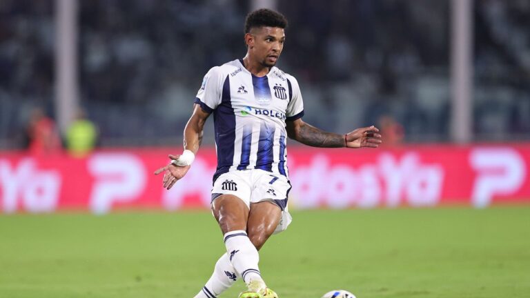 Partido de fútbol entre Talleres y Atlético Tucumán por Copa Argentina