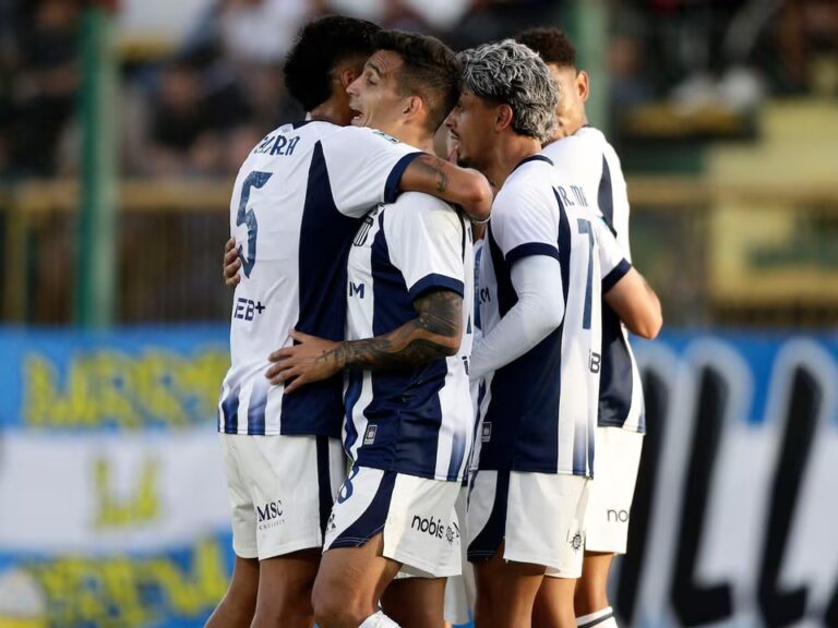 Hinchas de Talleres en la tribuna durante un partido de Copa Argentina