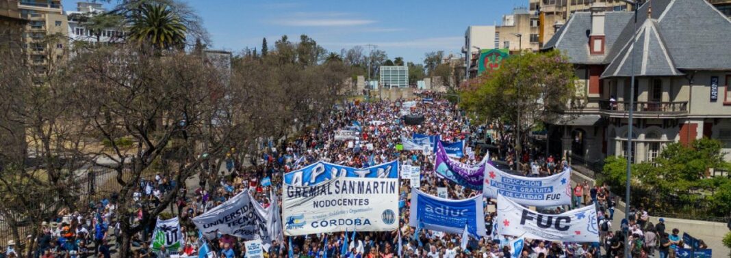 Estudiantes y docentes marchando en Córdoba por la Ley de Financiamiento Universitario